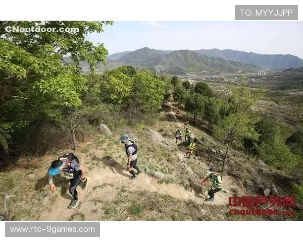 湘西龙山爬坡赛霍康曹玉君分获男女山地组冠军