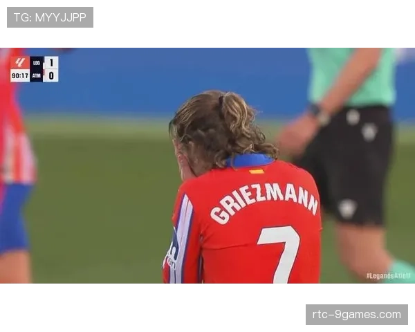 特写镜头：皮诺罚失关键点球后掩面跪地，门将上前安慰